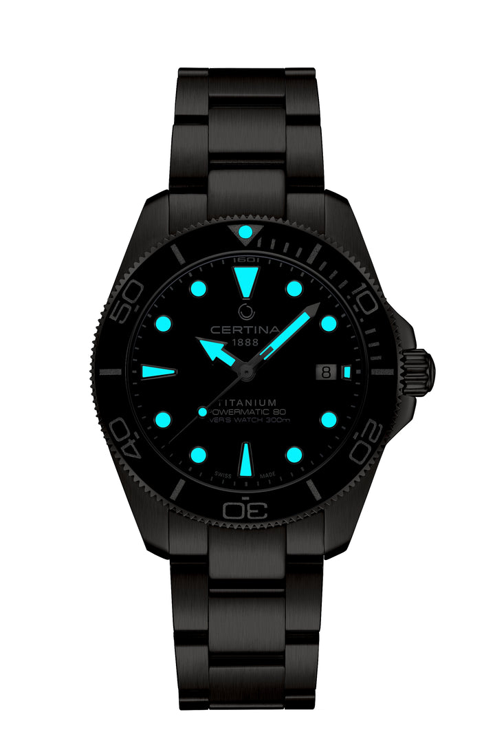 Certina DS Action Titanium Powermatic 80 Uhr mit schwarzer Titankette und blauen Leuchtdetails. Modell C0484074404100.