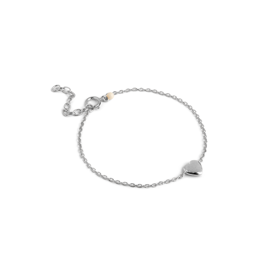 Enamel Amore Bracelet In Silver zeigt ein schlichtes Armband in Silber mit Herzdetail. Modell B141S-1