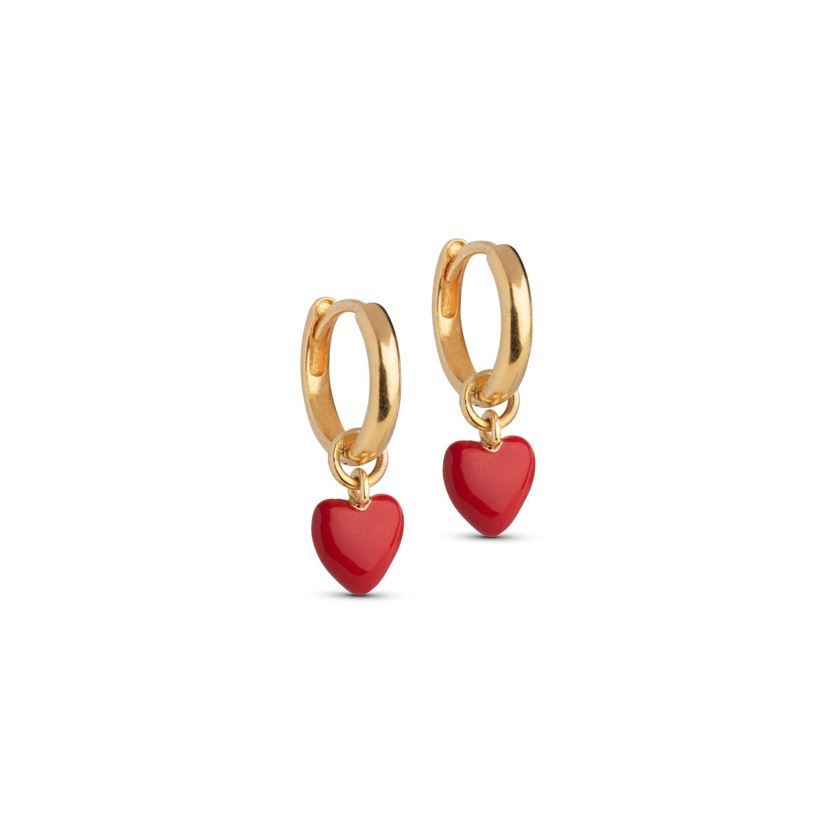 Enamel Amore Hoops Red Heart zeigt goldfarbene Ohrringe mit roten Emaille-Herzanhängern. Modell e376g-red-1.
