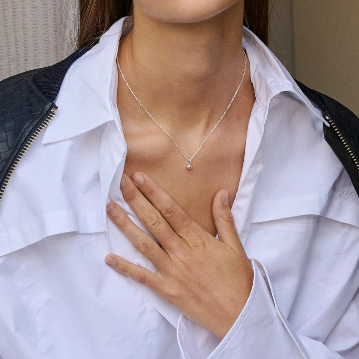 enamel Ballon-Silberhalskette mit Anhänger, getragen von einer Frau in weißem Hemd, Modell n133s-1