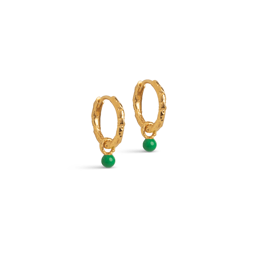 Enamel Belle Hoops Grass Green zeigt ein Paar goldfarbener Reifen mit grünen Details. Modell e245gm-grassgreen-e245gm-grassgreen-1