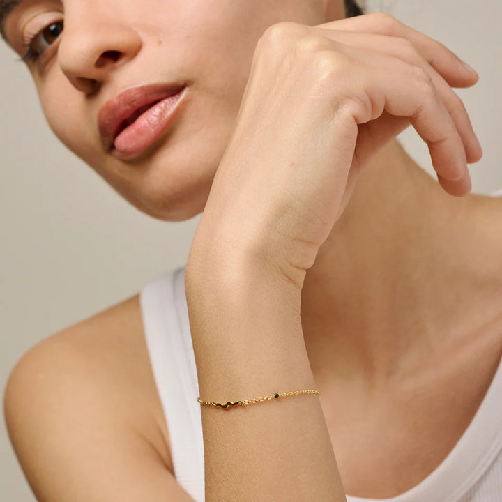 Enamel Etta-Armband aus vergoldetem Silber, das von Frauen getragen wird. Elegantes, dünnes Goldarmband. Modell b149g-1