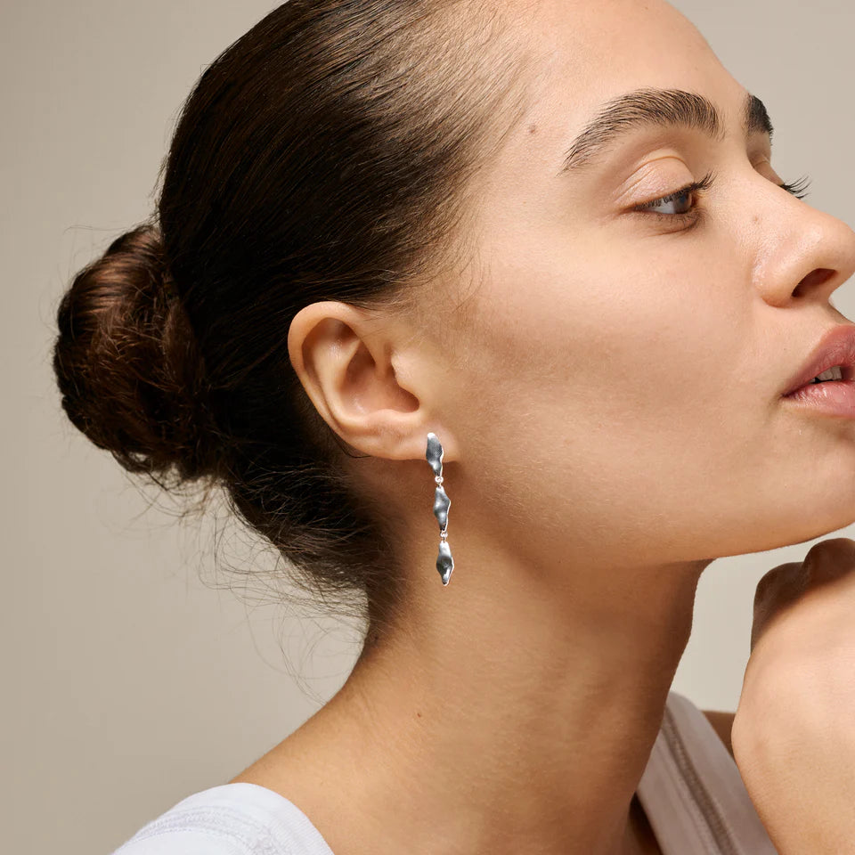 enamel Mittlere Ohrringe aus Indien in Silber, dargestellt an einer Frau, elegantes und skulpturales Design, Modell e435s-1