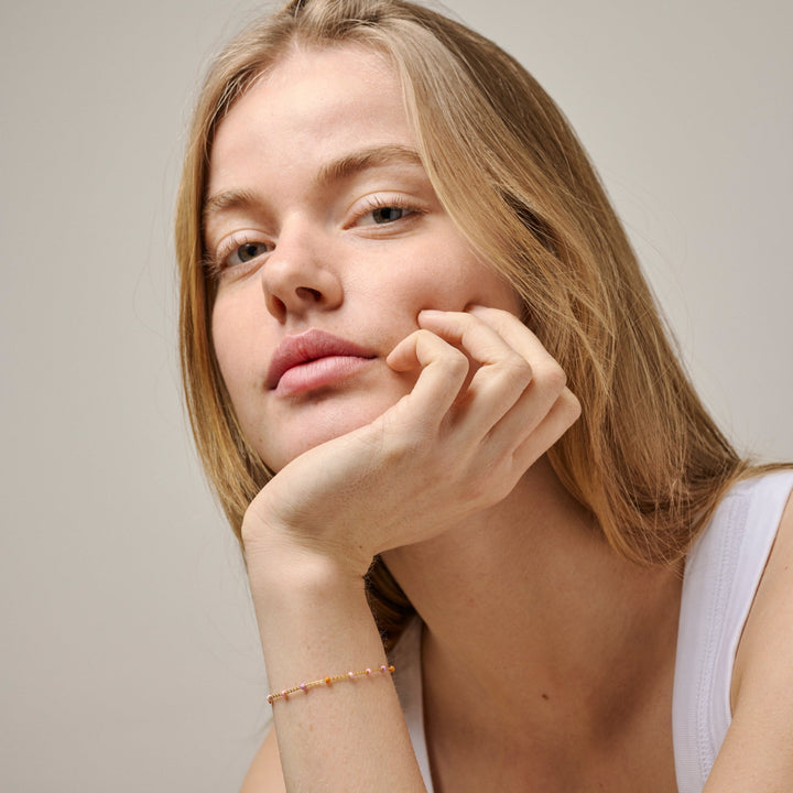 Enamel Lola-Armband Blush aus vergoldetem Silber erscheint am Handgelenk, feine pastellfarbene Perlen, Modell b66g-blush-2