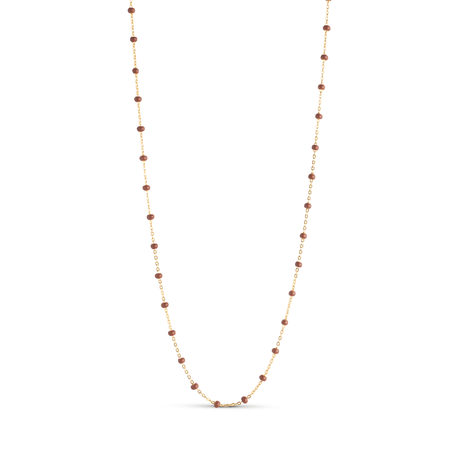 Enamel Lola Necklace Copper zeigt eine elegante, dünne Goldkette mit kleinen kupferfarbenen Perlen. Modell copper-n55g-copper-n55g-copper-1