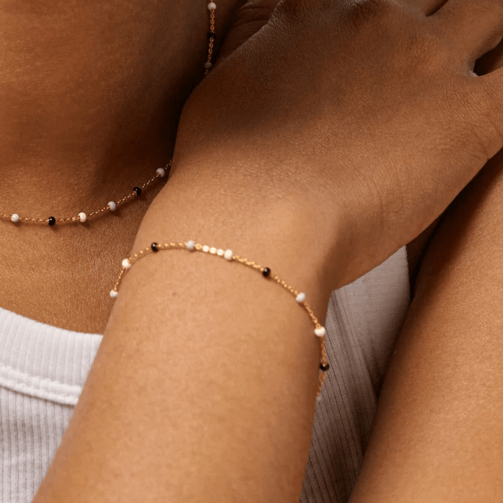 enamel Lola Salt n Pepper Armband mit kleinen schwarzen und weißen Perlen in Goldoptik, Modell b66g-saltpepper-b66g-saltpepper-2