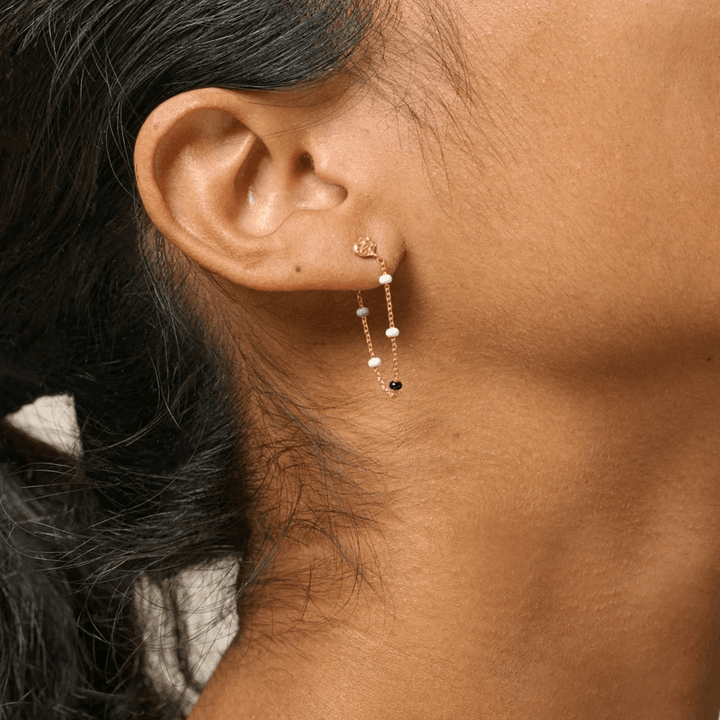 Enamel Lola Salt n Pepper Ohrringe am Ohr sichtbar, goldener Ohrring mit feinen Ketten und Perlen, Modell e140gm-Salt Pepper