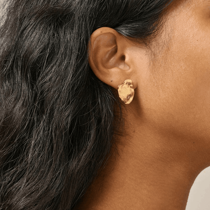 enamel maia large studs gold plated studs are worn on the ear, organic gold colored design. Modell e387gm