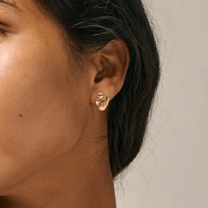 enamel maia small studs gold plated studs appear on ear, organic shape in glossy gold finish. Modell e386gm