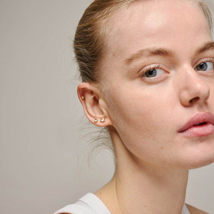 enamel Mini-Sonnenschein-Ohrstecker Gänseblümchen erscheinen am Ohr einer Frau, schöne kleine Ohrringe in Goldfarben-Optik, Modell e419g-daisy-2