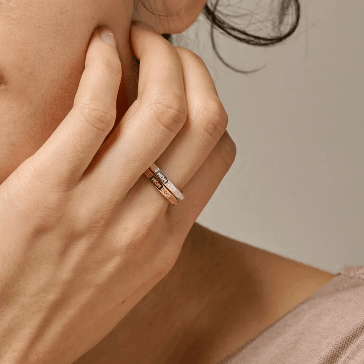 enamel An der Hand der Frau erscheint ein vergoldeter Mutterring mit eleganten und goldenen Details. ModellR86G-R86G-001-2