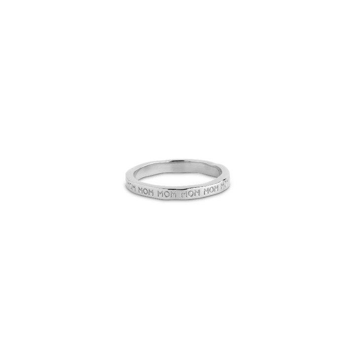 enamel Mom Sol Ring R86S, schlichter Silberring mit Prägung „MOM“ auf glänzender Oberfläche, Modell R86S-001-1