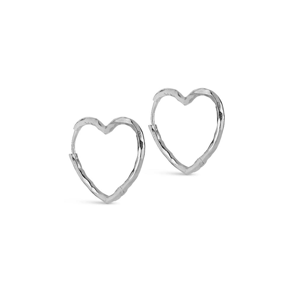 Enamel Organic Heart Medium Hoops zeigt ein Paar Silberohrringe in offener Herzform. Modell e414sm-1