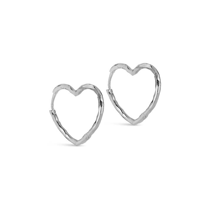 Enamel Organic Heart Medium Hoops zeigt ein Paar Silberohrringe in offener Herzform. Modell e414sm-1