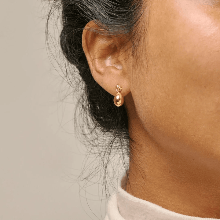 Enamel Die vergoldeten Poe Studs-Ohrringe werden im Ohr getragen und zeigen elegante tropfenförmige goldene Details. Modell e385gm