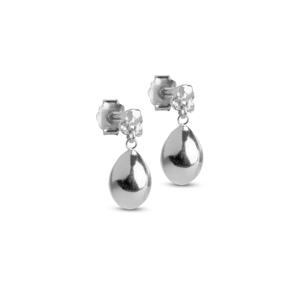 enamel-poe-studs-i-sol, silberne tropfenförmige Ohrstecker, fotografiert vor einem neutralen Hintergrund. Modell e385sm-1