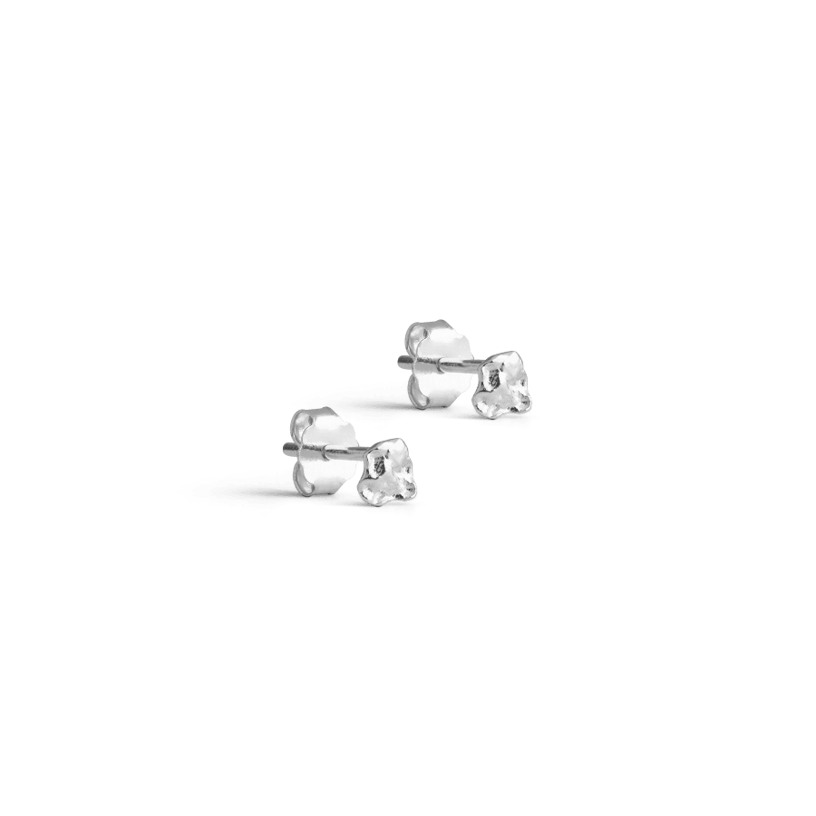 Enamel Rio Mini Ohrstecker versilbert, dargestellt als kleine, glänzende Ohrstecker in organischer Form. Modell E331SM-E331SM-1.
