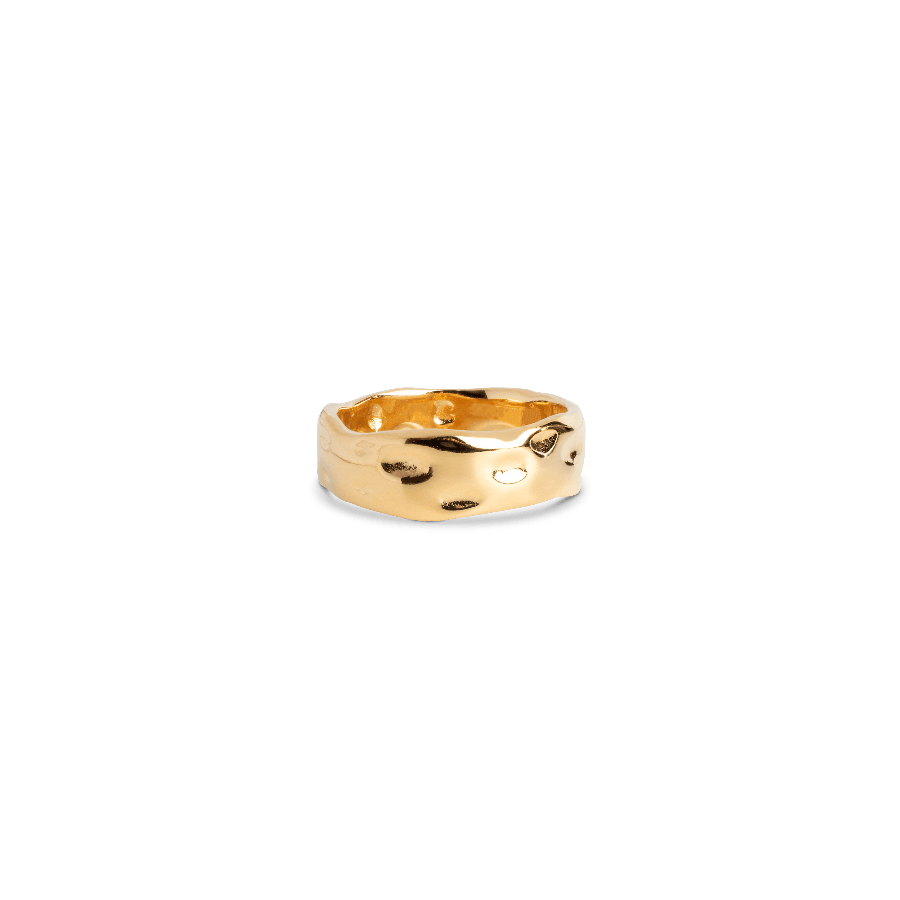Enamel Der Sandra Gilded Ring erscheint glänzend und organisch geformt in Goldoptik, Modell R91G-R91G-001-1.