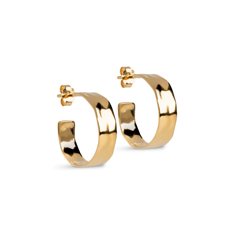 Enamel Sandra Wide Gold Platted Hoops 20mm zeigt breite, glänzend vergoldete Ohrringe in klassischer runder Form. Modell e393g-e393g-1