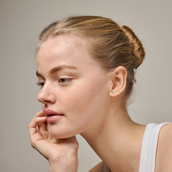 enamel Kleine Sonnenschein-Ohrringe e420g am Modell abgebildet, elegante kleine goldene Ohrringe mit Sonnendesign, Modell e420g