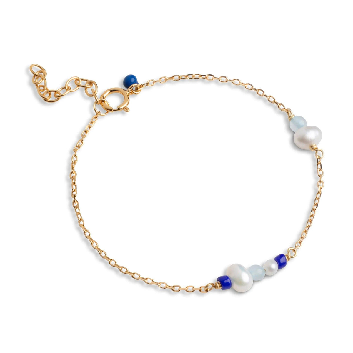 Enamel Sofia Armband Marine mit goldener Kette, weißen Perlen und blauen Details. Modell b136g-marine.