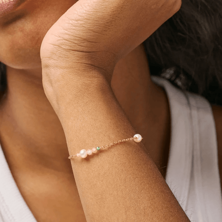 enamel Sofia-Armband mit Perlen in Rosa und Gold an der Hand der Frau, Modell b136gm-lightpink