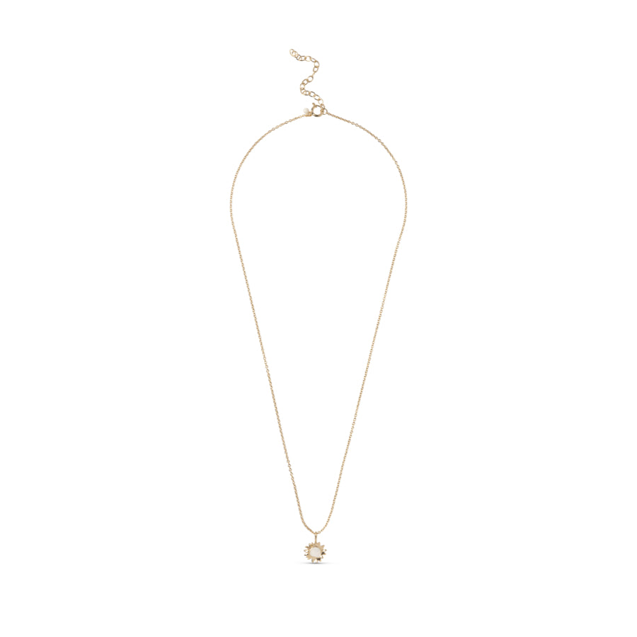 enamel Sunshine Necklace Daisy N136G zeigt eine feine, goldene Halskette mit einem sonnenförmigen Anhänger auf weißem Hintergrund. Modell n136g-daisy-1