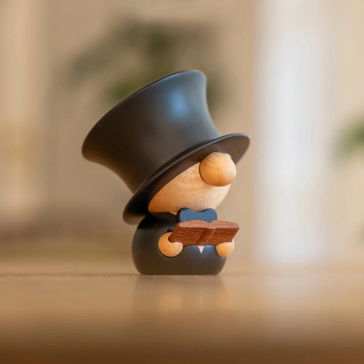 FableWood H.C. Andersen Holzfigur mit schwarzem Zylinder und Buch, auf Tisch stehend, Modell 8001-1