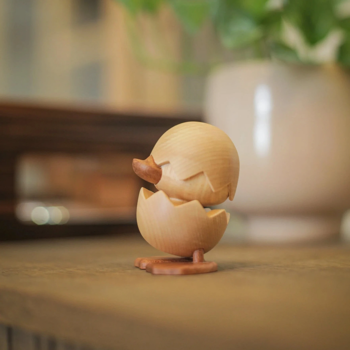 Fablewood HC Andersens Das hässliche Entlein als geschnitzte Holzfigur, helles Holz mit hellbraunem Schnabel und Fuß, Modell 8003-1