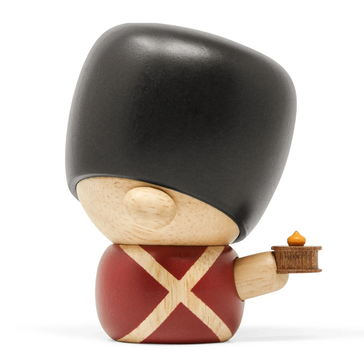 Fablewood HC Andersens Firesuit-Holzfigur in roter Uniform, schwarzem Hut und kleinen Details in der Hand, Modell 8005-2.