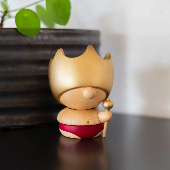 Fablewood H.C. Andersens Holzfigur „Des Kaisers neue Kleider“ mit goldener Königskrone und roten Details. Modell 8004-1