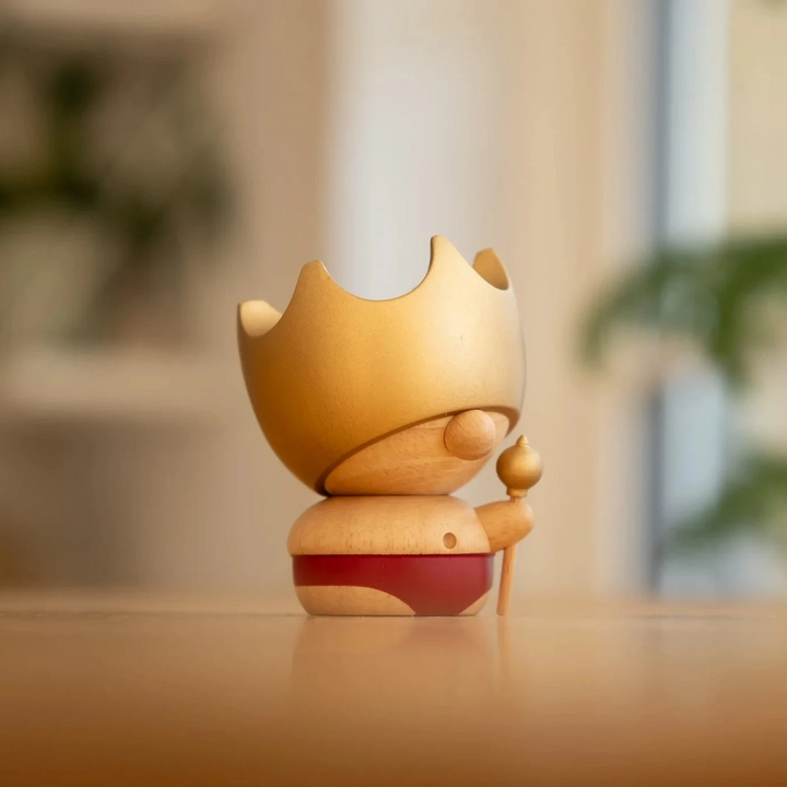 FableWood HC Andersens Holzfigur „Des Kaisers neue Kleider“ mit Krone und roten Details, Modell 8004-2.