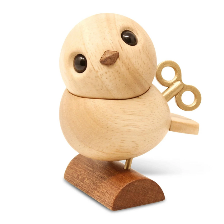 Fablewood HC Andersens Nachtigall zeigt einen kleinen Holzvogel mit einem Messingschlüssel und einem dunklen Fuß. Modell 8002-2.