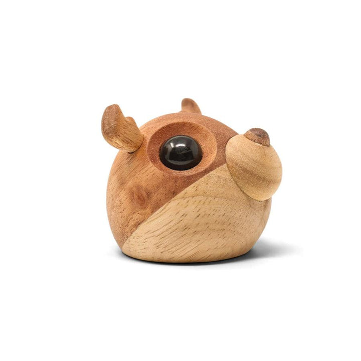 Fablewood Kaj Das kleine Regendeer, Dekofigur aus hellem und dunklem Holz, Modell 1125-2.