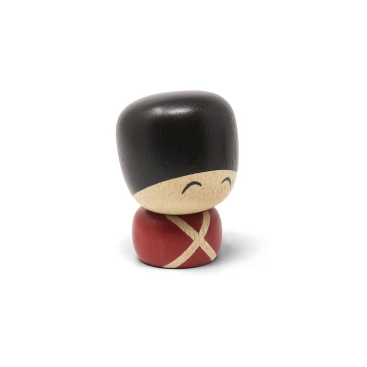 FableWood Kleiner Garder Christian, handgefertigte Garder-Figur aus Holz mit schwarzem Kopf und rotem Körper. Modell 1400-2