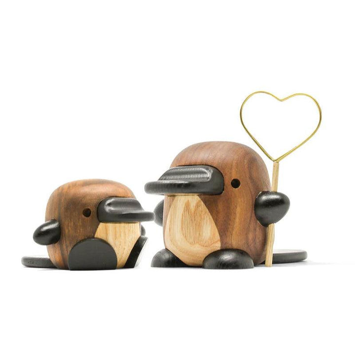 FableWood Maria, das Schnabeltier, zwei Figuren aus dunklem und hellem Holz mit schwarzen Details, ein Herz haltend, Modell 1404-2