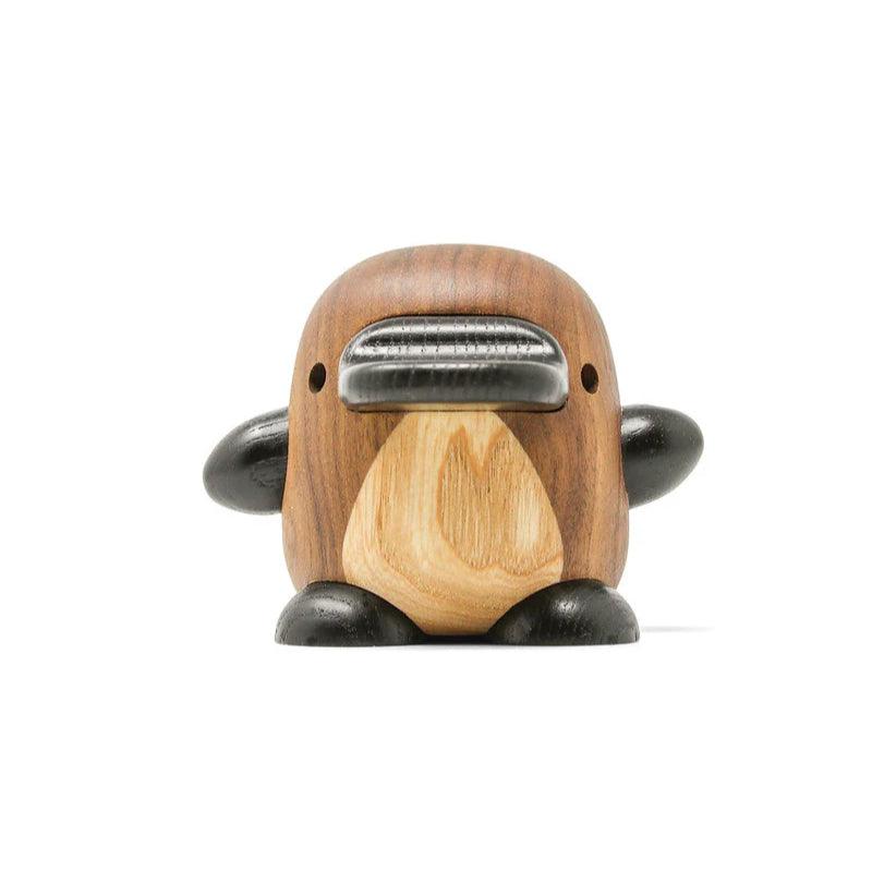 Fablewood Perry das Schnabeltier aus Holz, süße Dekoration aus dunklem und hellem Holz, dargestellt auf weißem Hintergrund. Modell 1403-1