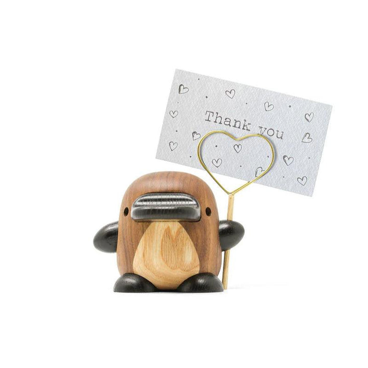 Fablewood Perry das Schnabeltier zeigt eine dekorative Holzfigur in Brauntönen mit Metallschild, Modell 1403-2.