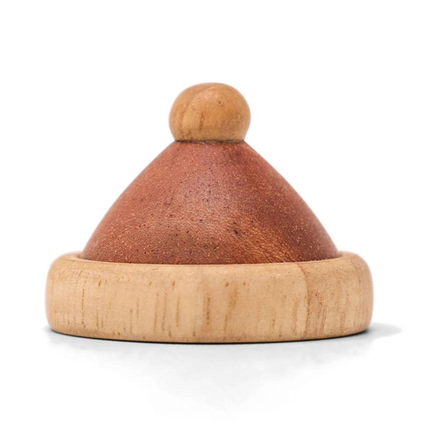 Fablewood Weihnachtsmütze aus Naturholz mit roter und heller Krempe, Modell 7002-1, von vorne gesehen auf weißem Hintergrund.