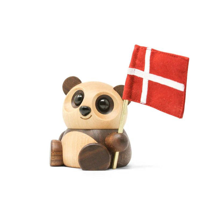 Fablewood Der Panda Chi Chi sitzt mit einer dänischen Flagge in der Hand, gefertigt aus hellem und dunklem Holz. Modell 1407-1