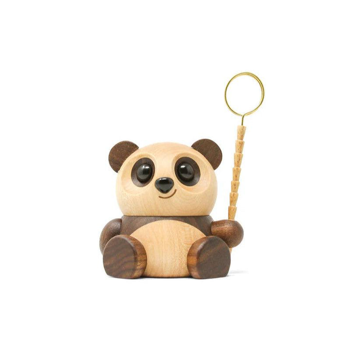 Fablewood Der Panda Chi Chi sitzt in hellem und dunklem Holz mit einem großen Ring in der Pfote, Modell 1407-2.