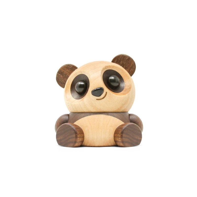 Fablewood Pom Pom Der kleine Panda, süße sitzende Holzfigur in hellen und dunklen Farbtönen, Modell 1408-1.