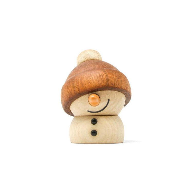 Fablewood Der Schneemann, Holzfigur mit braunem Hut und orangefarbener Nase aus hellem Holz, Modell 1406-1