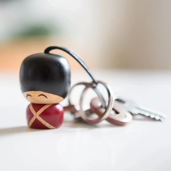 Fablewood Vincent der kleine Wächter-Schlüsselanhänger aus Holz, rote und schwarze Uniform, Modell 1409-2