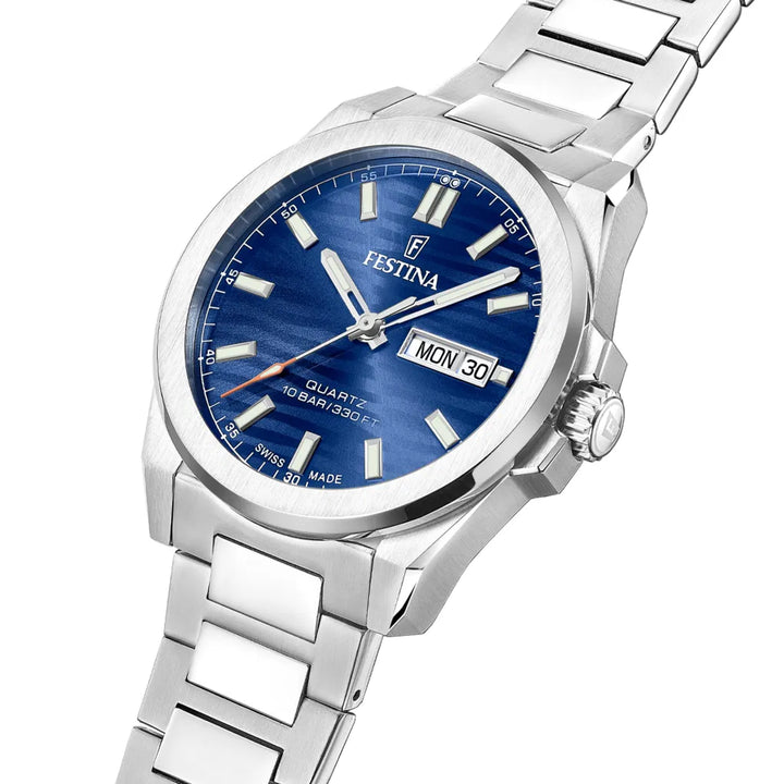 Festina Swiss Made Dune F200733 zeigt eine silberfarbene Uhr mit blauem Zifferblatt und Tagesdatum. Modell F200733-2