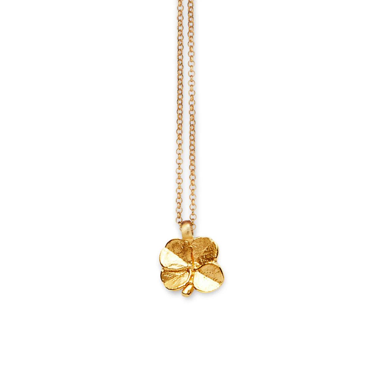 Flora Danica Clover Necklace 18kt Gold zeigt eine Nahaufnahme einer Goldkette mit einem Kleeblatt-Anhänger. Modell FLC-NE-18K-G-1.