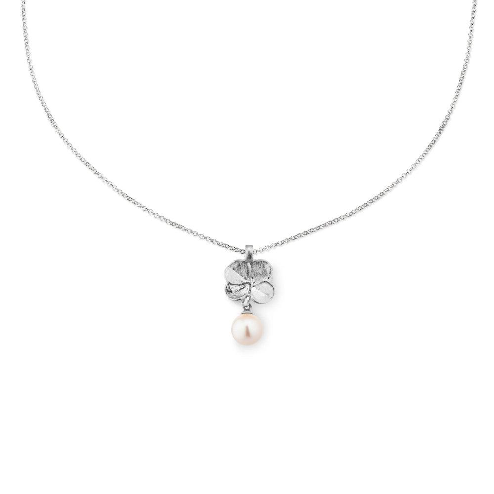 flora-danica-clover-necklace-with-pearl-in-sol zeigt Silberkette mit Kleeblatt-Anhänger und weißer Perle. Modell 907-flc-nepearl-s-1