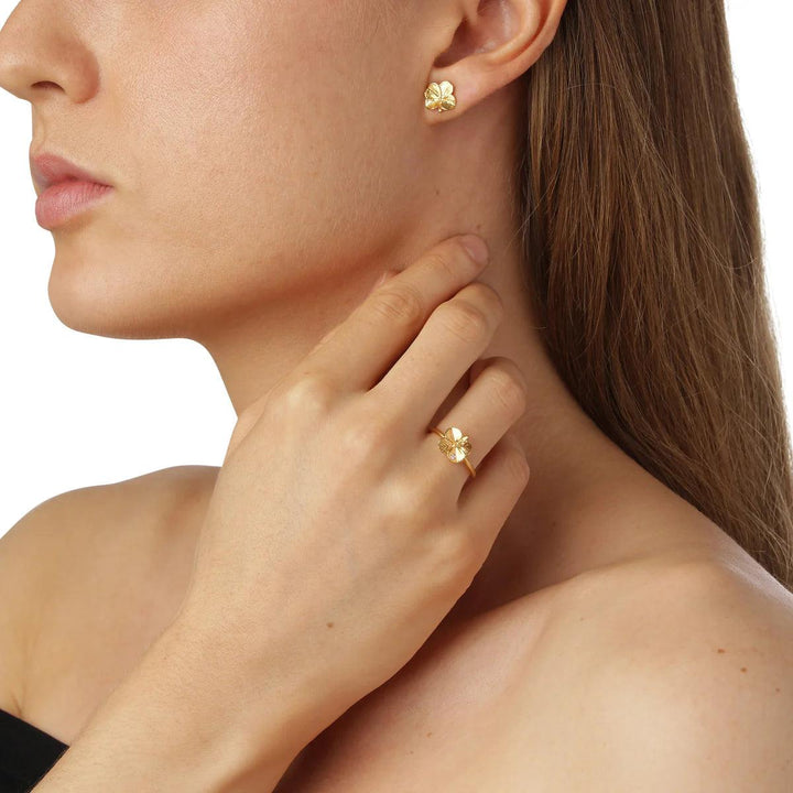 Flora Danica Firklover Ring 18kt Guld m. Diamant vises på en hånd, elegant kløverdesign. Model flc-ri-18k-g-52-2