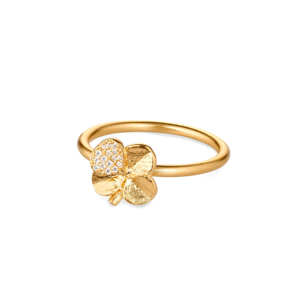 Flora Danica Clover Ring Pavé Gilded zeigt einen eleganten vergoldeten Ring mit Kleeblattmotiv und kleinen funkelnden Steinchen. Modell 907-flc-ri-g-pave-001.
