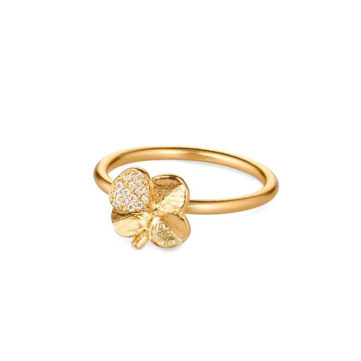 Flora Danica Clover Ring Pavé Gilded zeigt einen eleganten vergoldeten Ring mit Kleeblattmotiv und kleinen funkelnden Steinen. Modell 907-flc-ri-g-pave-001.